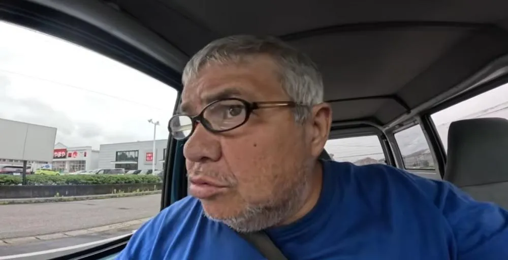 Youtuber Silvio Marques, conhecido como Zé Ruela, mostra os desafios de viver no Japão